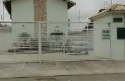 Excelente sobrado em condomínio no cibratel 2 - lado serra em rua calçada, possui churrasqueira.