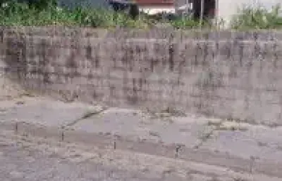 Terreno de esquina localizado no balneário tupy, em itanhaém- lado praia em rua calçada.