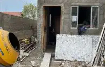 Casa no bairro jardim das palmeiras em itanhaém - localizada lado praia, em rua calçada, possui espaço para piscina.