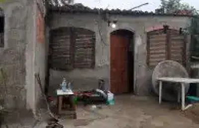 Casa localizada no bairro palmeiras 2 em itanhaém - lado serra à 50 metros da rodovia em rua de terra