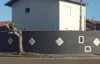 Casa no jardim grandesp em itanhaém, localizado lado praia, em rua calçada.