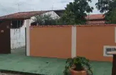 Excelente casa localizada no bairro bopiranga, em itanhaém - lado praia, possui espaço p/ piscina, churrasqueira e jardim.