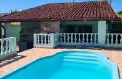 Excelente casa no jardim das palmeiras em itanhaém, lado praia em rua calçada - possui edícula, área de lazer com churrasqueira, piscina e lavanderia.