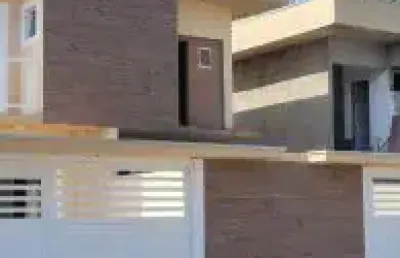 Ótima casa no bairro bopiranga em itanhaém, localizada lado praia, em rua calçada. possui piscina, churrasqueira e vaga para 02 automóveis.