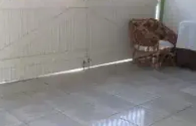 Ótima casa no bairro umuarama em itanhaém, lado serra em rua calçada.