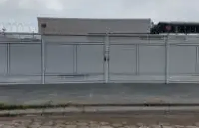 Excelente casa em condomínio no bairro umuarama, em itanhaém - lado serra em rua calçada.