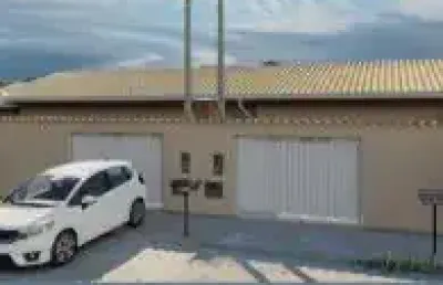 Casa no jardim jamaica em itanhaém, ficando lado praia em rua de terra.