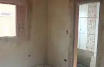 Casa localizada no bairro jardim são pedro, em itanhaém.