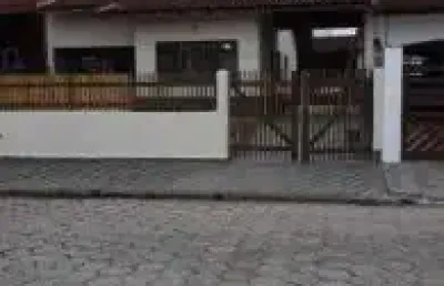 Excelente casa no balneário três marias, em peruíbe - lado praia, em rua calçada.