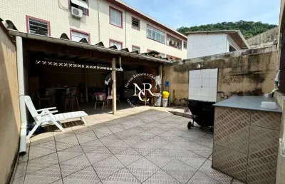 Casa sobreposta baixa com quintal com 3 quartos no marapé em santos-sp