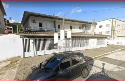 Amplo sobrado isolado em praia grande no canto do forte.