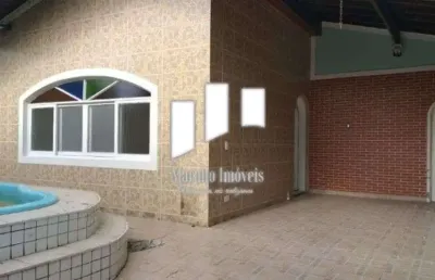 Casa isolada, com piscina no canto do forte em praia grande sp.