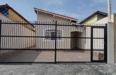 Casa isolada com 2 domritórios próximo à praia em praia grande sp