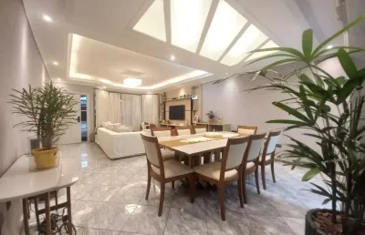 Imperdível casa de 3 quartos na guilhermina, praia grande-sp: 2 suítes, 2 salas, 4 banheiros, 2 vagas de garagem, 155,43 m².
