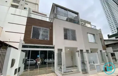 Sobrado com 3 suítes, 2 vagas a 400 m da praia central de balneario camboriu