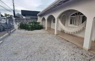 Casa com terreno balneário camboriú, 3 suítes garagem e edicula