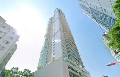 Apartamento com vista panorâmica, 3 suítes e 2 vagas a 1 minuto da praia em bc
