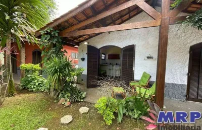 Casa tipo chalé em ubatuba em condomínio fechado, próximo da praia da maranduba