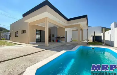Casa à venda na praia da lagoinha em condomínio fechado, nova, 3 dormitórios.