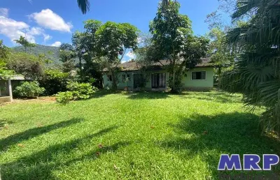 Casa a venda em ubatuba no bairro da lagoinha a 800 metros da praia e 450 metros da rodovia.