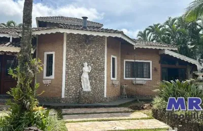Casa com 4 dormitórios, sendo 3 suítes, com piscina, jacuzzi, forno a lenha e churrasqueira. condomínio fechado