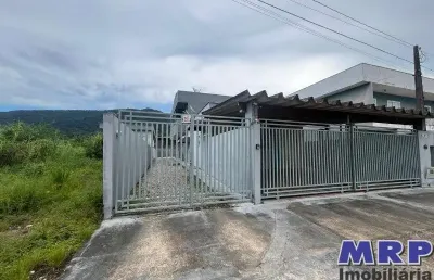 Casa em ubatuba no bairro da maranduba, ideal para fonte de renda, a poucos metros da praia, aceita financiamento.