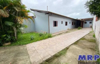 Casa a venda em ubatuba, com 3 dormitórios em bairro residencial a 3,5 km da praia de maranduba.