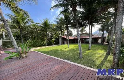 Casa pé na areia na praia da maranduba. localização privilegiada, com frente para rodovia.
