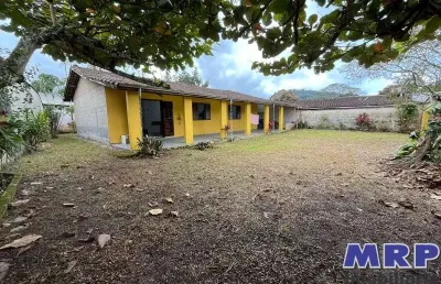Casa a venda em ubatuba, com 3 dormitórios em bairro residencial a 3 km da praia de maranduba.