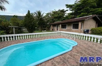 Casa com piscina a venda em ubatuba no bairro da maranduba a 200 metros da praia, localização excelente !