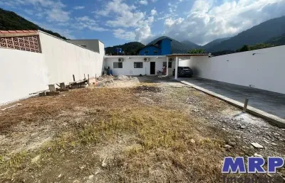 Casa nova a venda em ubatuba com 2 dormitórios, em bairro residencial a 3,5 km da praia de maranduba.