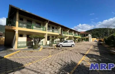 Apartamento em ubatuba com 1 dormitório, dentro de condomínio a 450 metros da praia de maranduba.