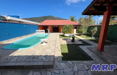 Casa a venda em ubatuba, com piscina no bairro da maranduba a 700 metros da praia.  aceita financiamento !