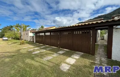Casa à venda em ubatuba, praia da lagoinha, com 3 suítes, a poucos passos da praia.