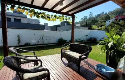 Casa térrea com quintal e varanda gourmet – condomínio fechado na cachoeira do bom jesus