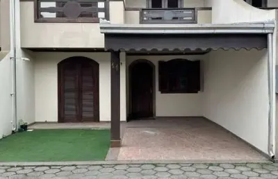 Sobrado em condomínio fechado para locação anual no centro de navegantes/sc