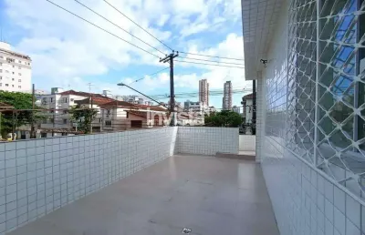 Casa sobreposta alta para alugar com 3 dormitórios e varanda ampla no bairro do campo grande em santos