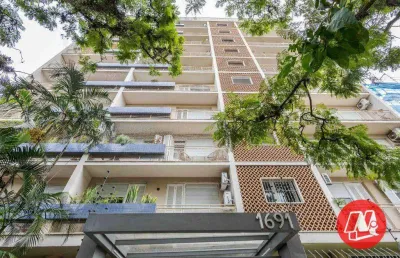 Na ramiro barcelos,102,73 m² privativos, 3 dormitórios  e sacada.