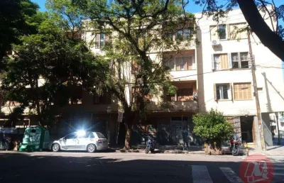 Na cidade baixa, 57 m² privativos com 2 dormitórios.
