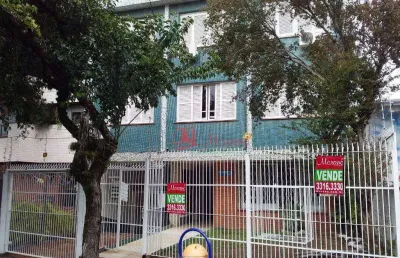 Na cidade baixa, térreo, 3 dormitórios, pátios e 3 vagas.