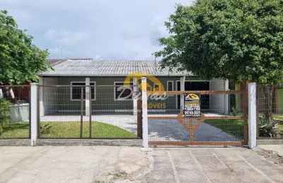Casa de alvenaria em região de moradores e veranistas