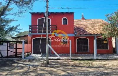 Casa com piscina a uma quadra do mar em nova tramandaí