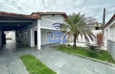 Linda casa de 4 suítes no bairro jardim britânia, apenas 5 minutos de caminhada até a orla da praia