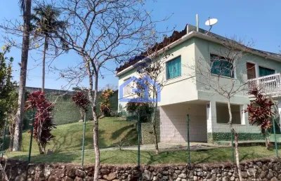 Ótima casa à venda no bairro massaguaçu em caraguatatuba. bairro tranquilo, em meio a natureza  à 5