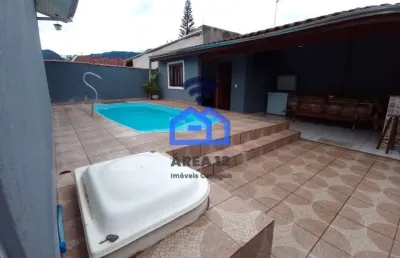 Casa à venda no bairro martin de sá em caraguatatuba, ótima localização a 10 minutos do centro da c