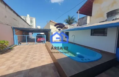 Casa à venda no centro com 3 dormitórios, sendo 1 suíte, sala ampla, cozinha, 4 vagas de garagem em
