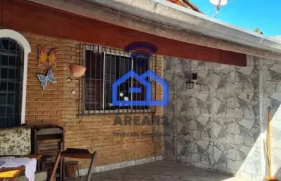 Casa à venda com 3 dormitórios, sala, cozinha, banheiro e duas vagas na garagem, no bairro caputera
