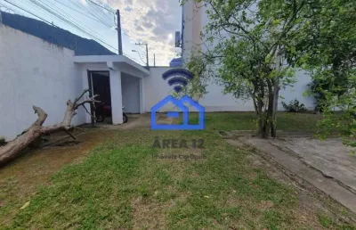 Casa à venda no centro com 3 dormitórios, sendo 1 suíte, sala ampla, cozinha, quintal e varanda em