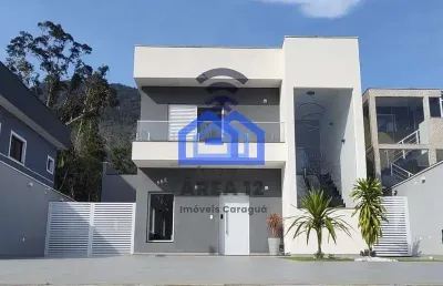 Sobrado à venda no massaguaçu - 3 suítes, sala com dois ambientes, cozinha e piscina - caraguatatub