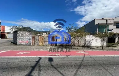 Área à venda no centro de caraguatatuba: terreno de esquina em localização estratégica, um ótimo in